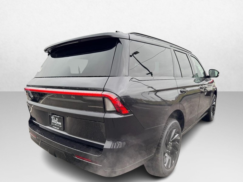 Lincoln Navigator Vehicle Full-screen Gallery Image 05