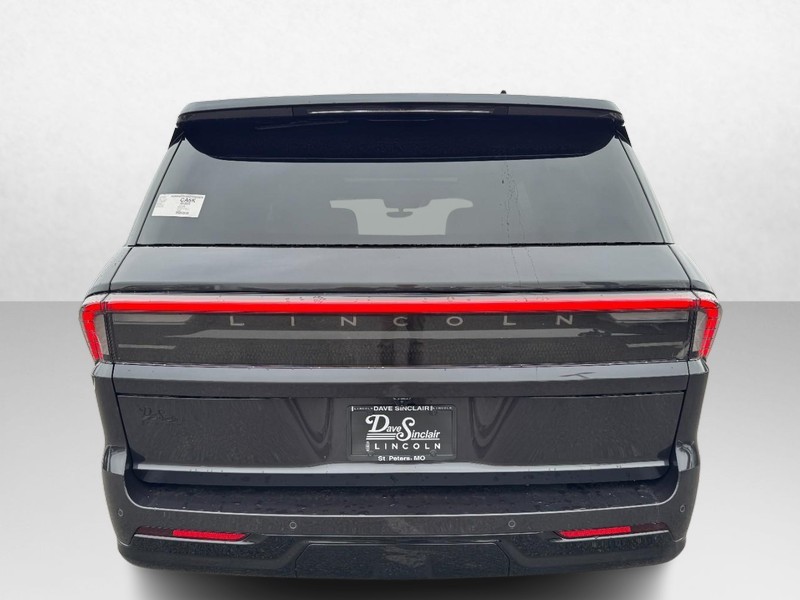 Lincoln Navigator Vehicle Full-screen Gallery Image 06