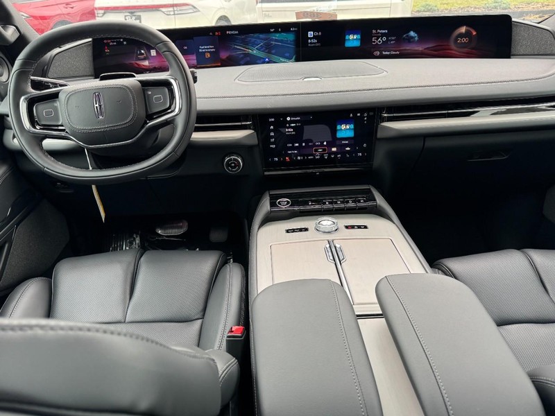 Lincoln Navigator Vehicle Full-screen Gallery Image 09