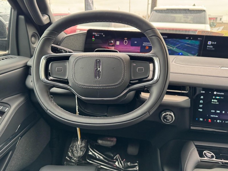 Lincoln Navigator Vehicle Full-screen Gallery Image 10