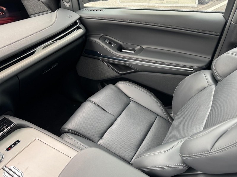 Lincoln Navigator Vehicle Full-screen Gallery Image 11