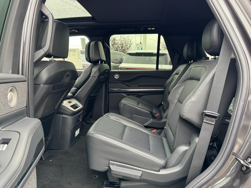 Lincoln Navigator Vehicle Full-screen Gallery Image 12