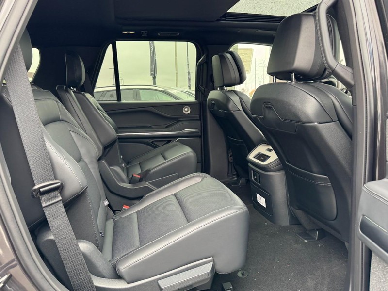 Lincoln Navigator Vehicle Full-screen Gallery Image 13