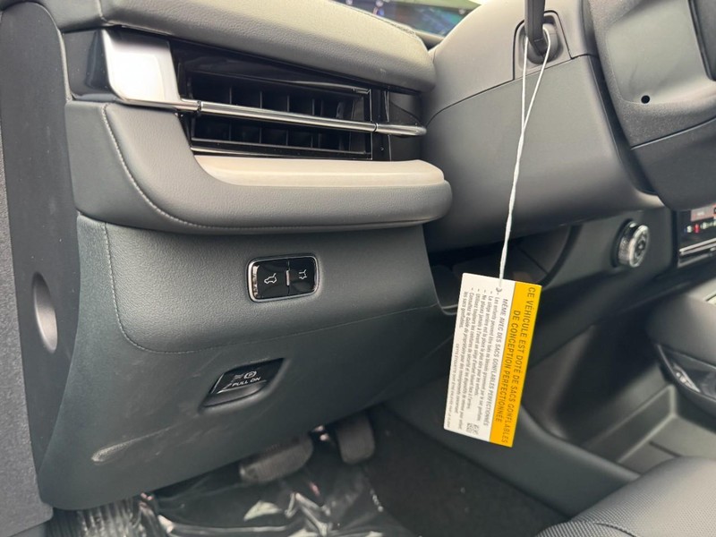 Lincoln Navigator Vehicle Full-screen Gallery Image 14