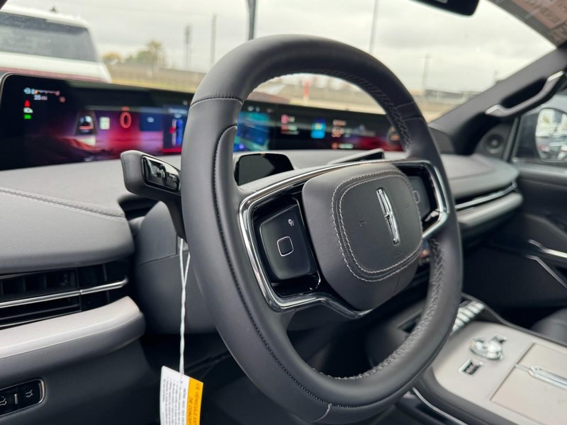 Lincoln Navigator Vehicle Full-screen Gallery Image 15