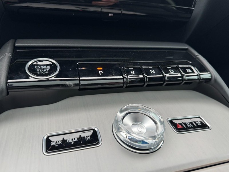 Lincoln Navigator Vehicle Full-screen Gallery Image 17