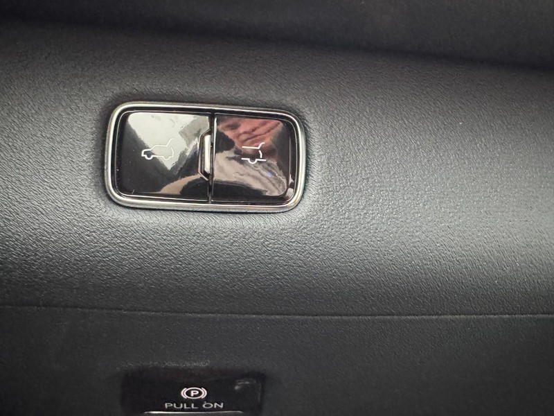 Lincoln Navigator Vehicle Full-screen Gallery Image 22