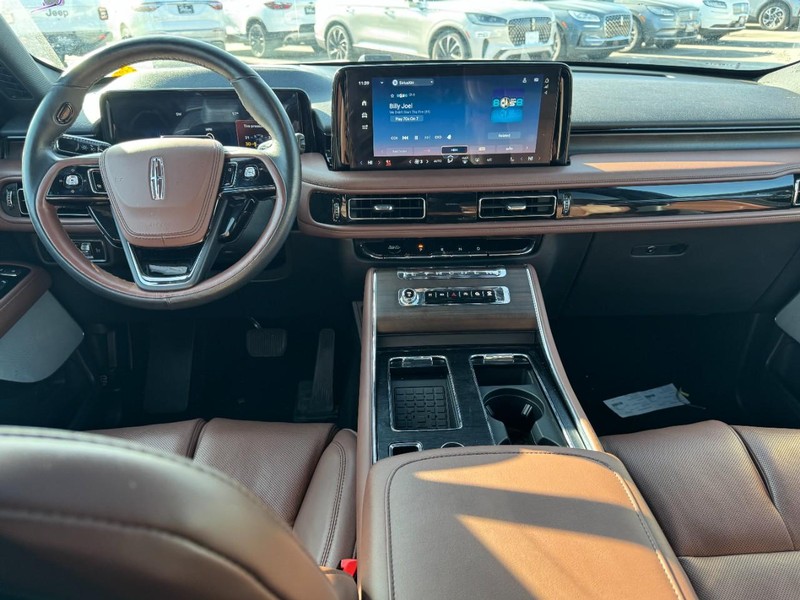 Lincoln Aviator Vehicle Full-screen Gallery Image 09