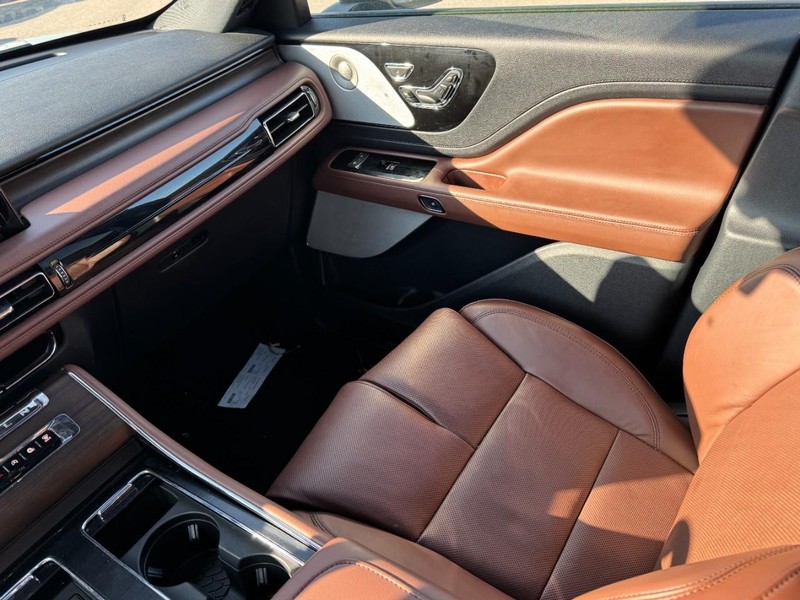 Lincoln Aviator Vehicle Full-screen Gallery Image 11