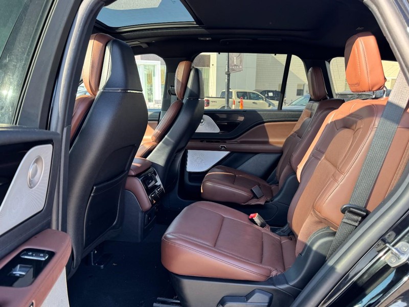 Lincoln Aviator Vehicle Full-screen Gallery Image 12