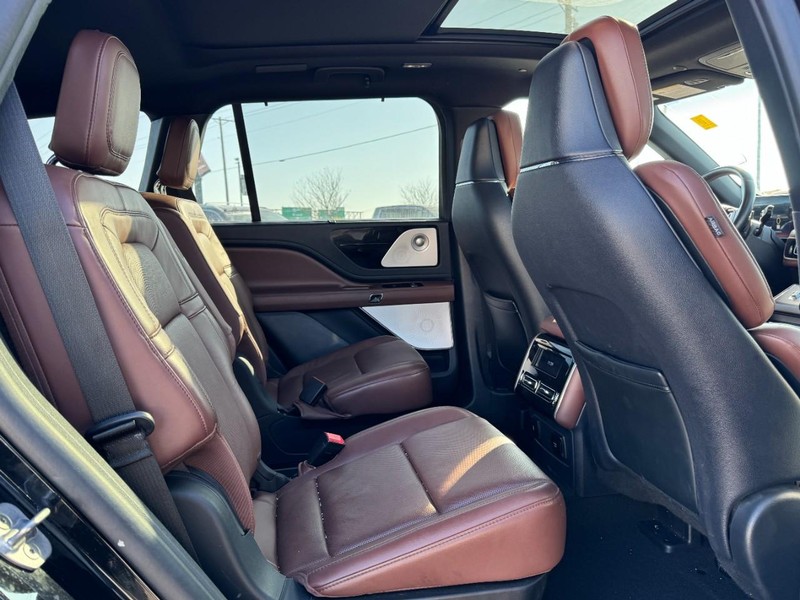 Lincoln Aviator Vehicle Full-screen Gallery Image 13