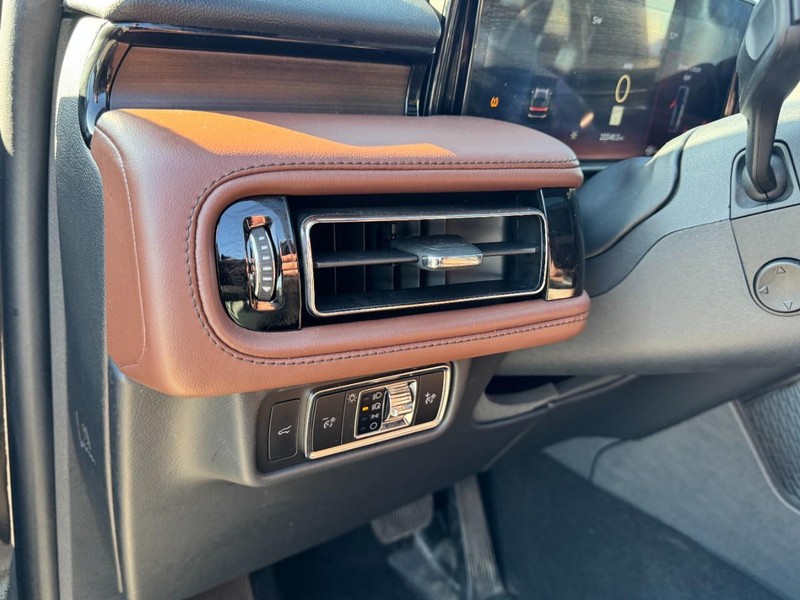 Lincoln Aviator Vehicle Full-screen Gallery Image 14