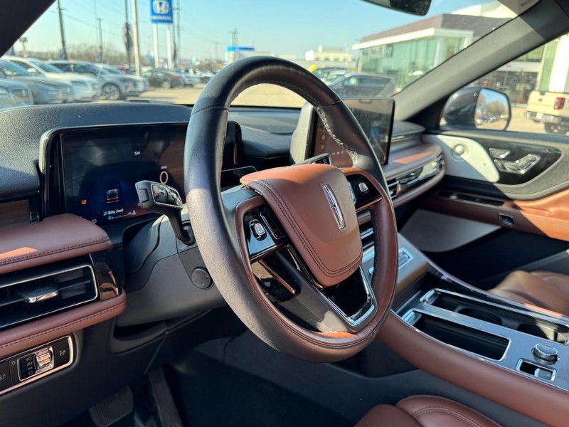 Lincoln Aviator Vehicle Full-screen Gallery Image 15