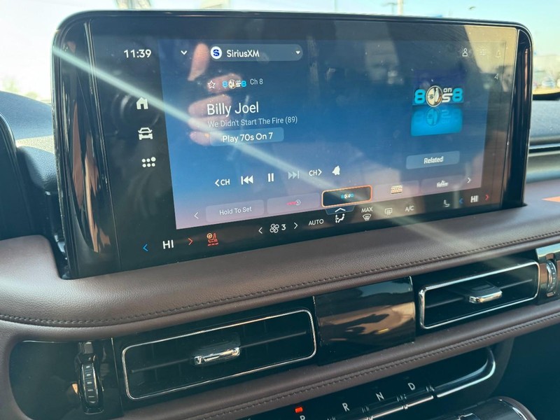 Lincoln Aviator Vehicle Full-screen Gallery Image 16