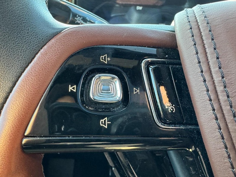 Lincoln Aviator Vehicle Full-screen Gallery Image 18