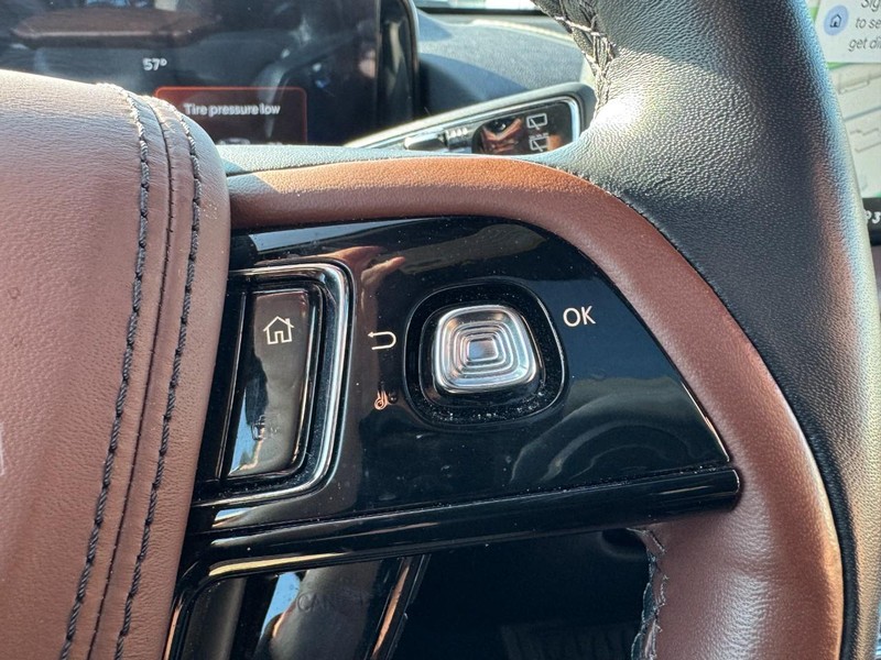 Lincoln Aviator Vehicle Full-screen Gallery Image 19