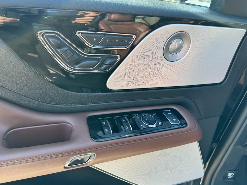 Lincoln Aviator Vehicle Full-screen Gallery Image 25