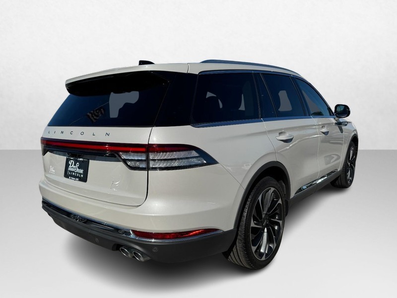 Lincoln Aviator Vehicle Full-screen Gallery Image 05