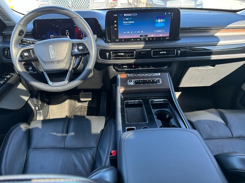 Lincoln Aviator Vehicle Full-screen Gallery Image 09