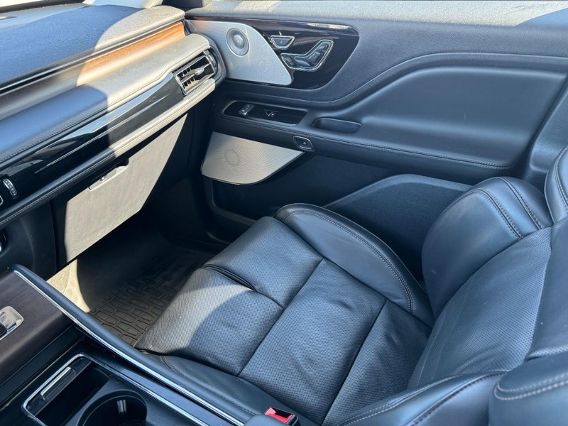 Lincoln Aviator Vehicle Full-screen Gallery Image 11