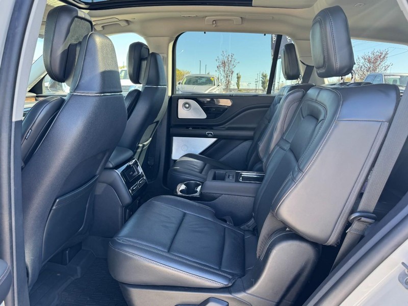 Lincoln Aviator Vehicle Full-screen Gallery Image 12