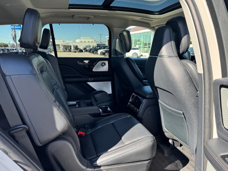 Lincoln Aviator Vehicle Full-screen Gallery Image 13