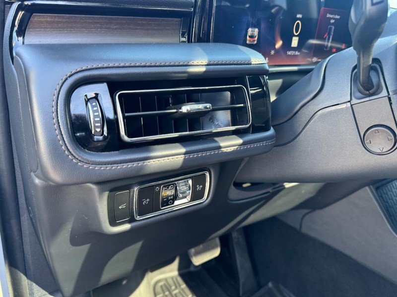 Lincoln Aviator Vehicle Full-screen Gallery Image 14