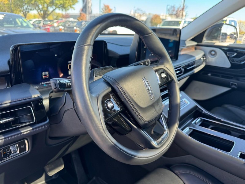 Lincoln Aviator Vehicle Full-screen Gallery Image 15