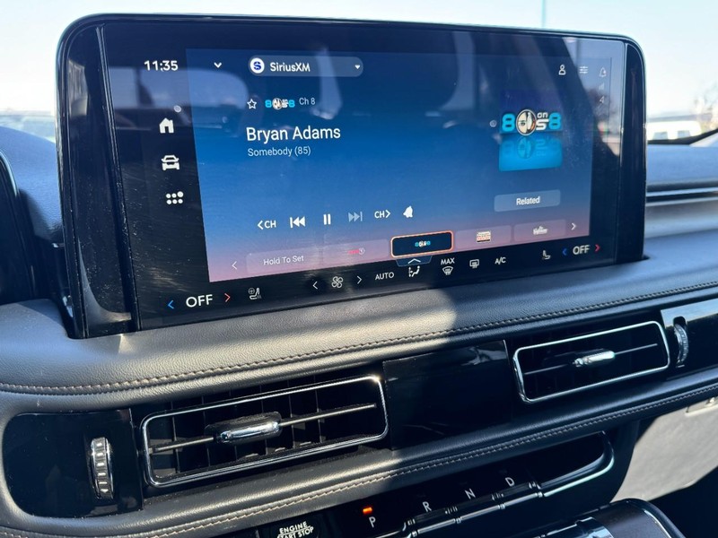 Lincoln Aviator Vehicle Full-screen Gallery Image 16