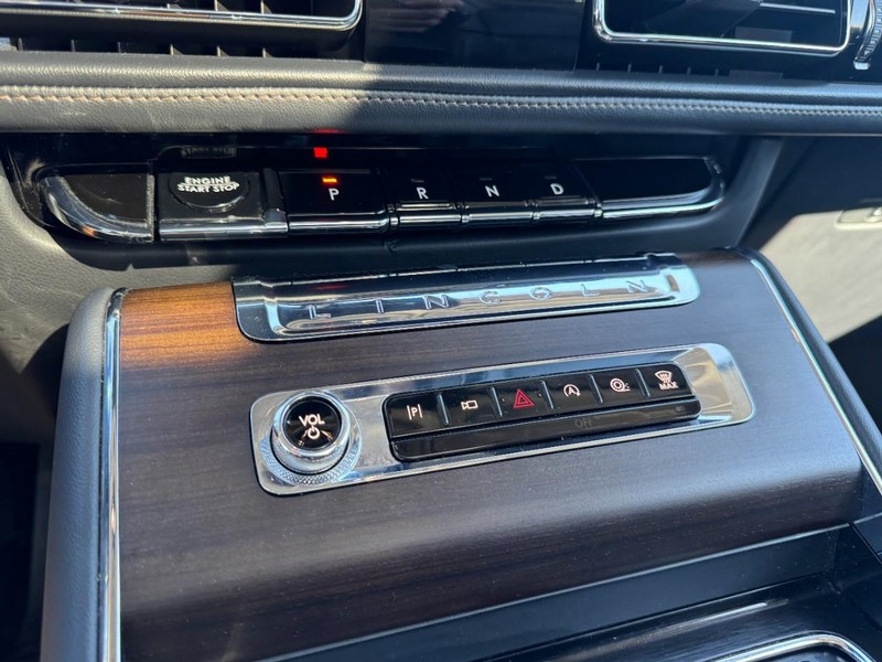 Lincoln Aviator Vehicle Full-screen Gallery Image 17