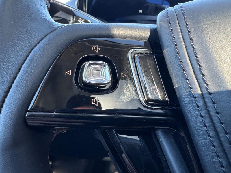 Lincoln Aviator Vehicle Full-screen Gallery Image 18