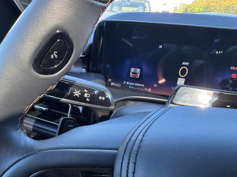 Lincoln Aviator Vehicle Full-screen Gallery Image 20