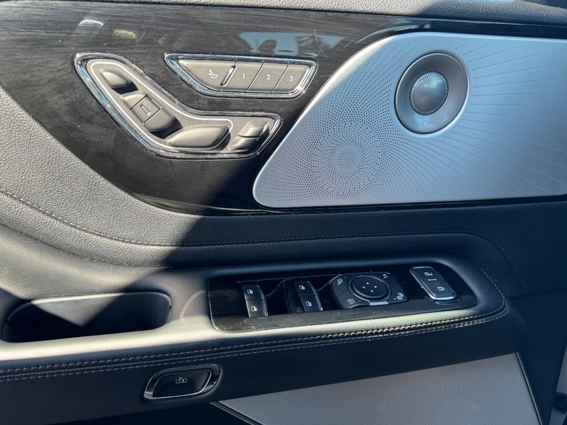 Lincoln Aviator Vehicle Full-screen Gallery Image 25