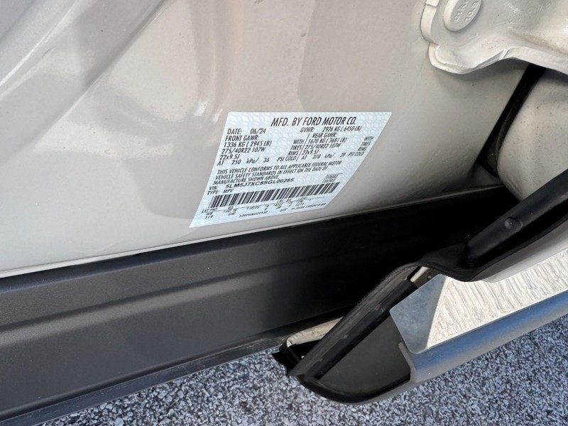 Lincoln Aviator Vehicle Full-screen Gallery Image 28