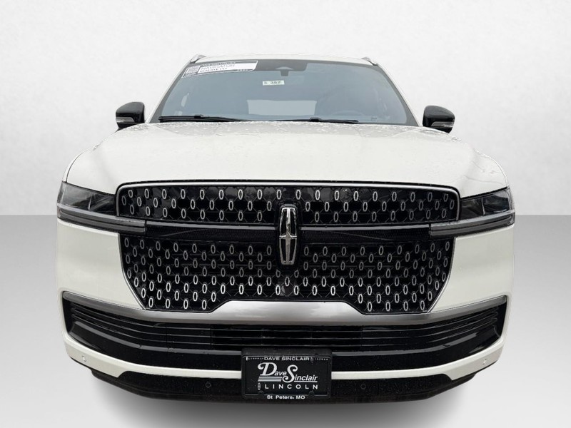 Lincoln Navigator Vehicle Full-screen Gallery Image 02