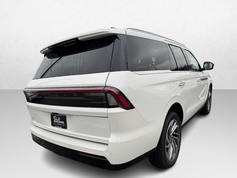 Lincoln Navigator Vehicle Full-screen Gallery Image 05