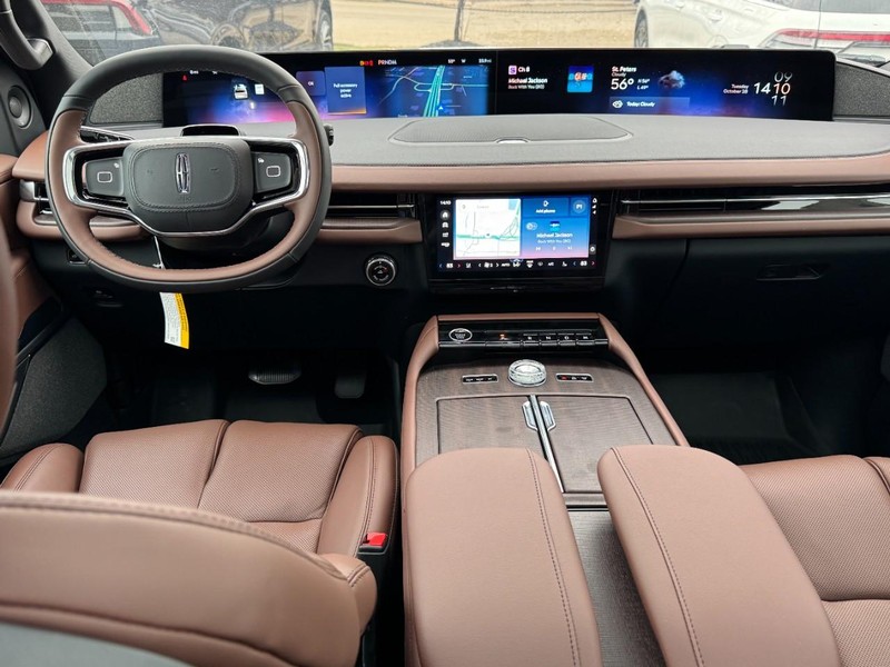 Lincoln Navigator Vehicle Full-screen Gallery Image 09