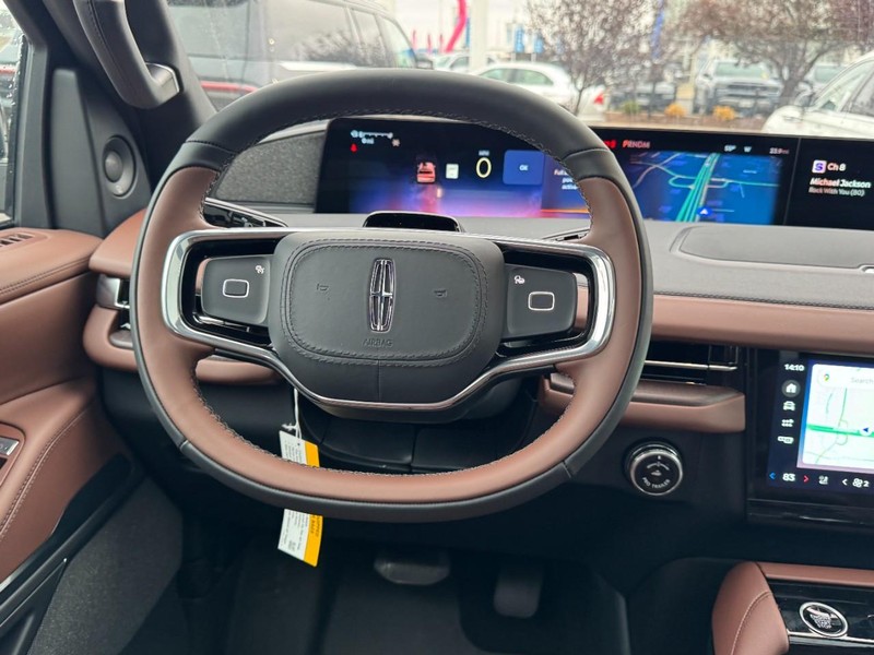 Lincoln Navigator Vehicle Full-screen Gallery Image 10