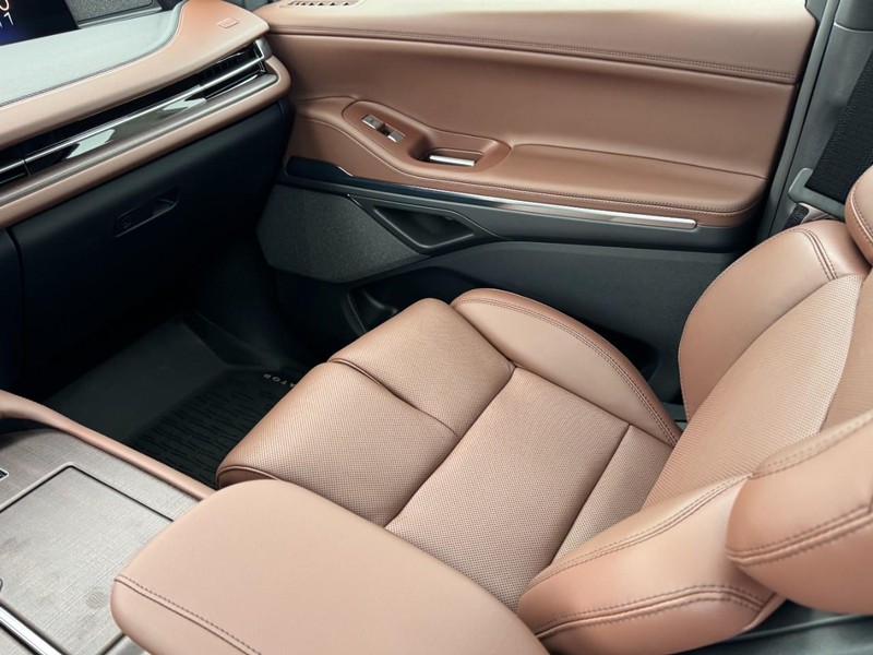 Lincoln Navigator Vehicle Full-screen Gallery Image 11