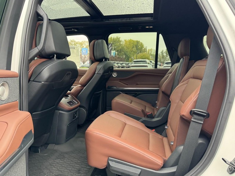 Lincoln Navigator Vehicle Full-screen Gallery Image 12