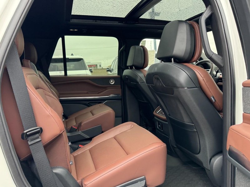 Lincoln Navigator Vehicle Full-screen Gallery Image 13