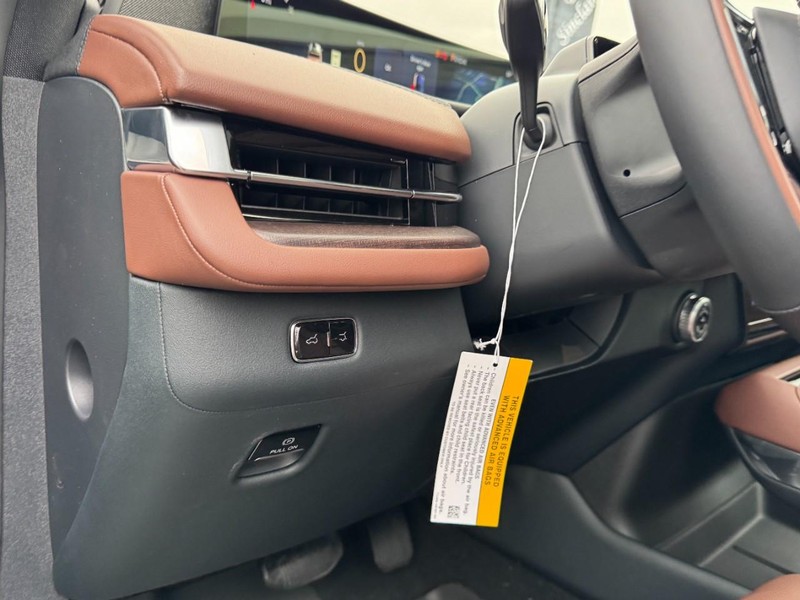 Lincoln Navigator Vehicle Full-screen Gallery Image 14