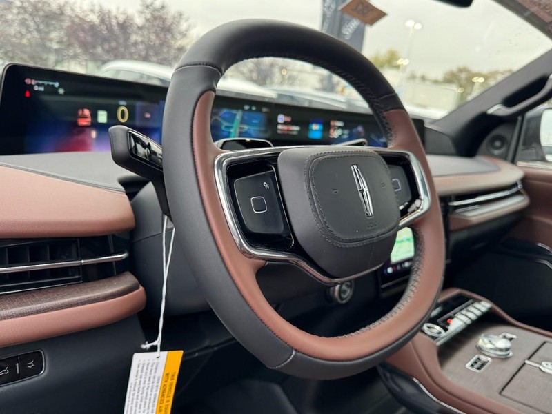 Lincoln Navigator Vehicle Full-screen Gallery Image 15