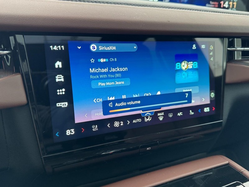 Lincoln Navigator Vehicle Full-screen Gallery Image 16