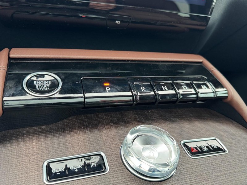 Lincoln Navigator Vehicle Full-screen Gallery Image 17