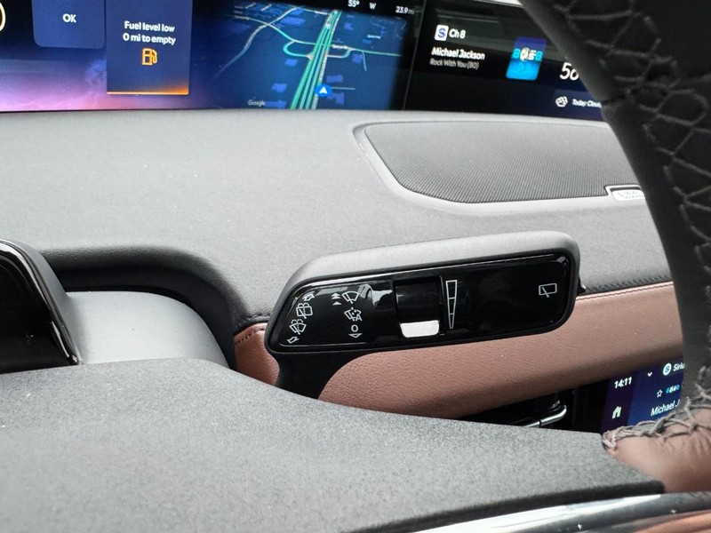 Lincoln Navigator Vehicle Full-screen Gallery Image 21