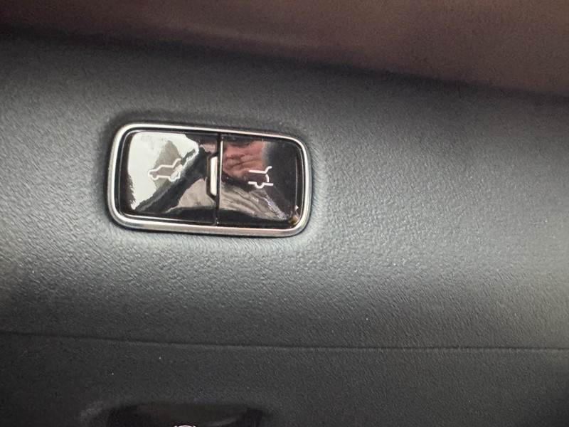 Lincoln Navigator Vehicle Full-screen Gallery Image 22