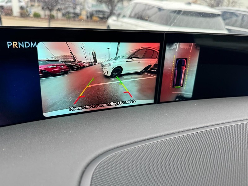 Lincoln Navigator Vehicle Full-screen Gallery Image 24