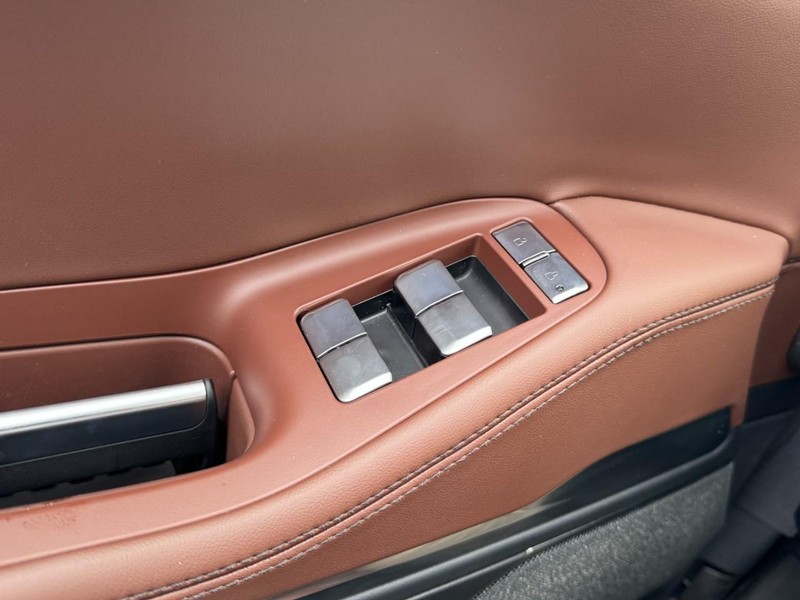 Lincoln Navigator Vehicle Full-screen Gallery Image 25