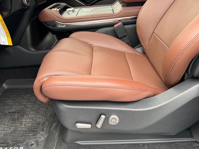 Lincoln Navigator Vehicle Full-screen Gallery Image 26